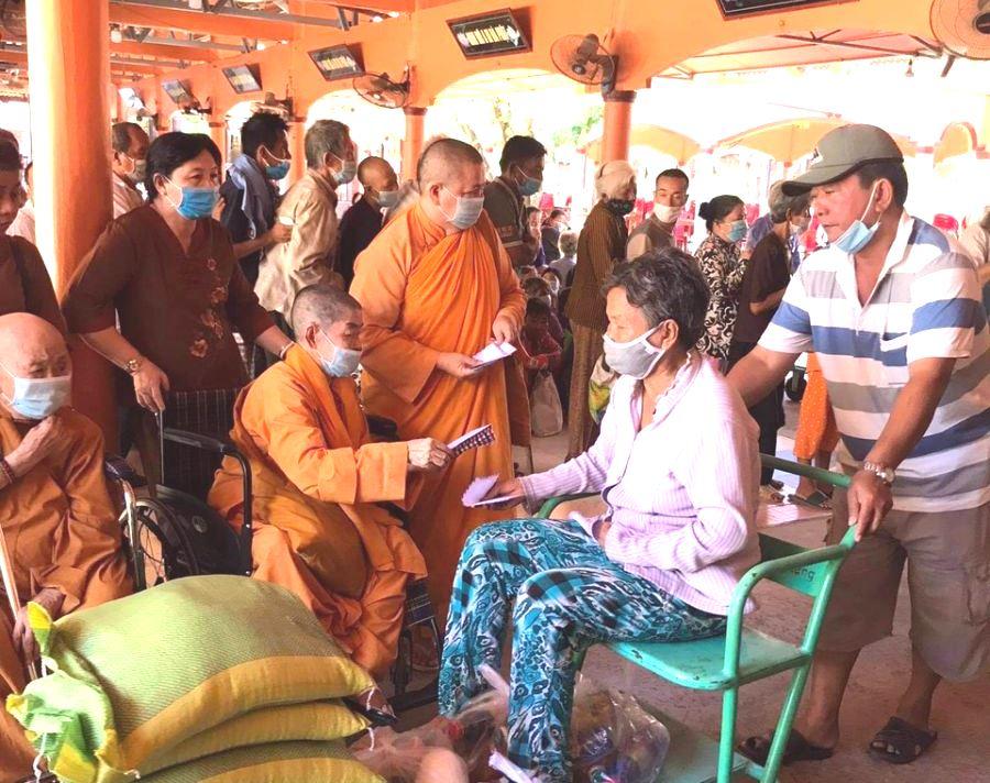 Trao quà chia sẻ với người khuyết tật khó khăn Trao quà chia sẻ với người khuyết tật khó khăn