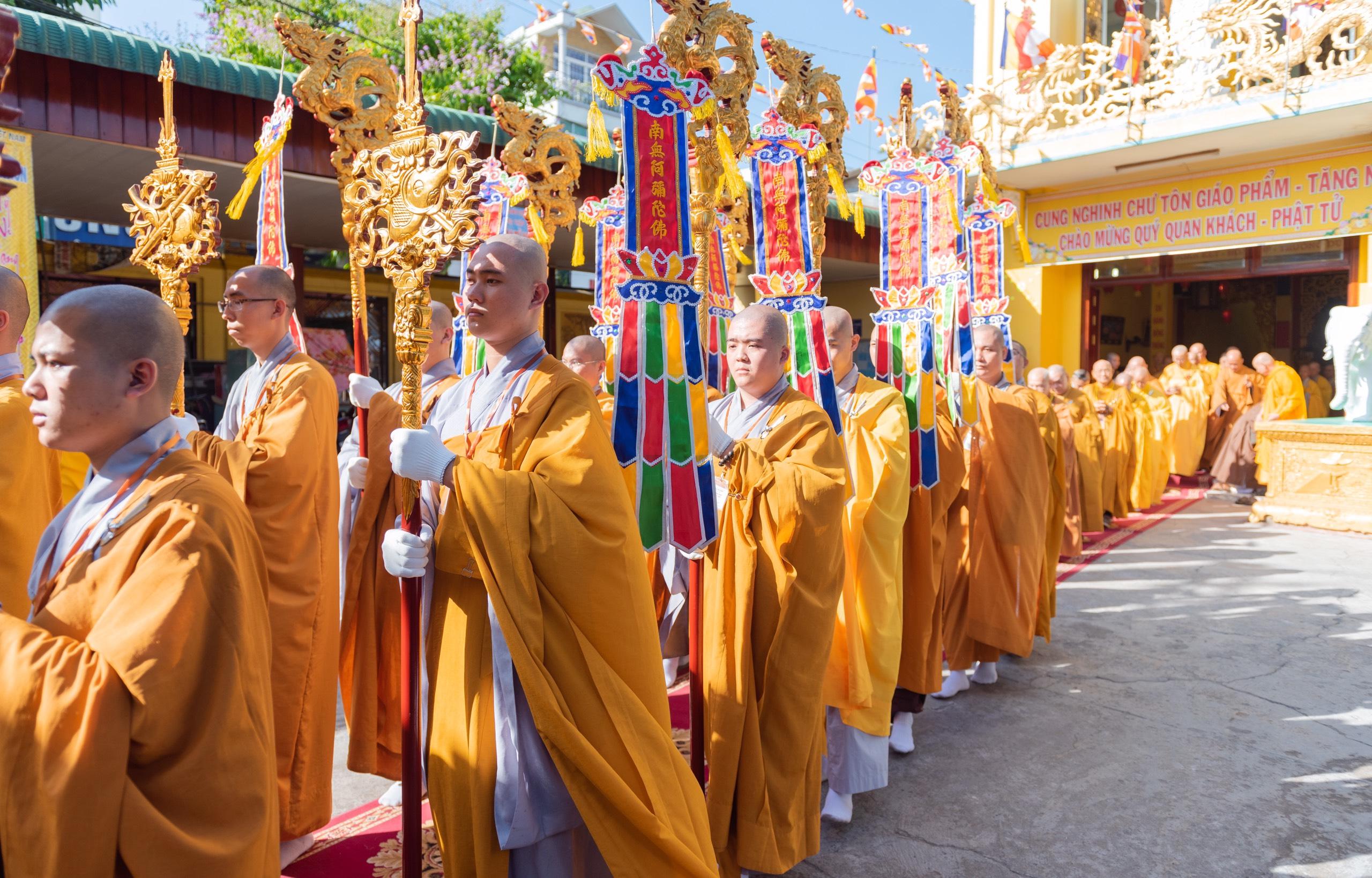 Cung rước chư tôn giáo phẩm