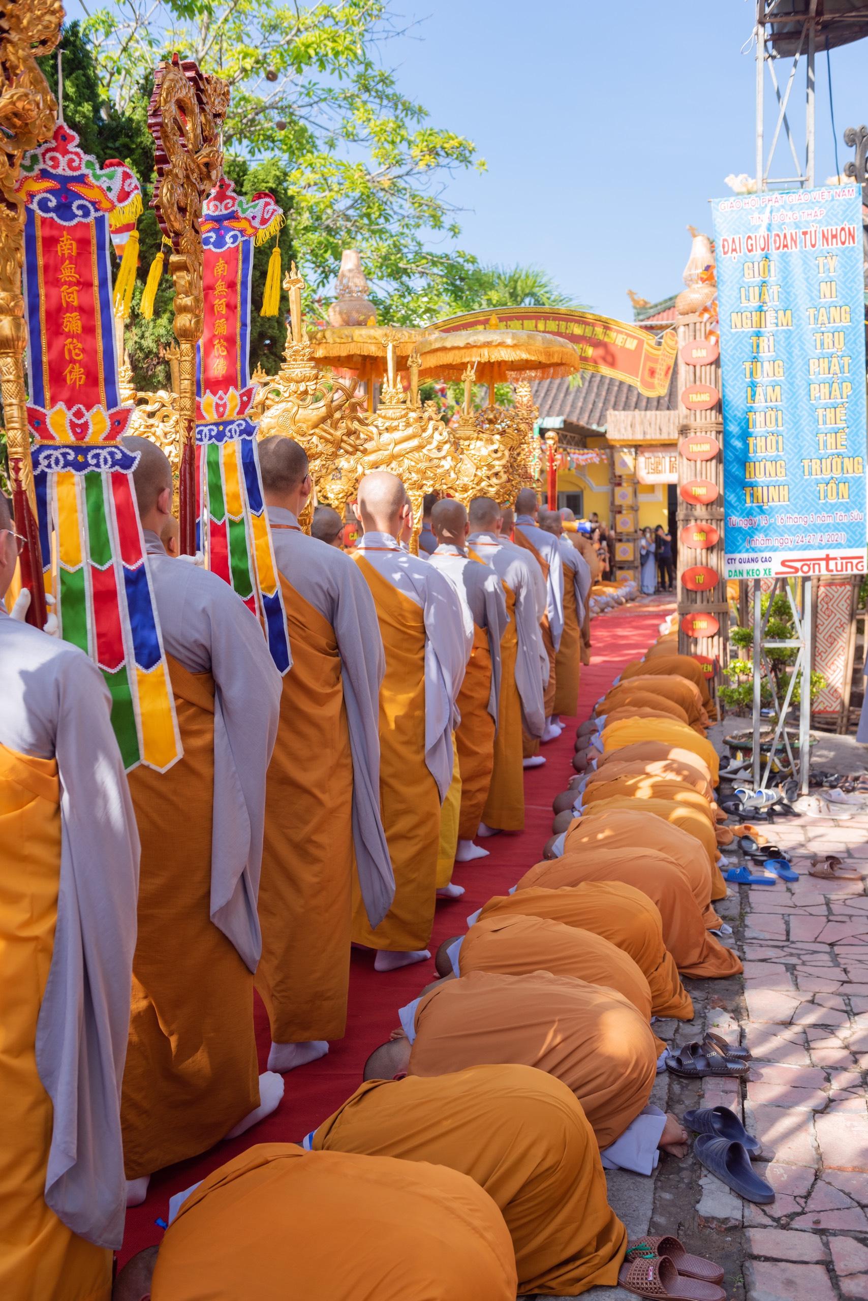 Cung đón chư tôn giới phẩm