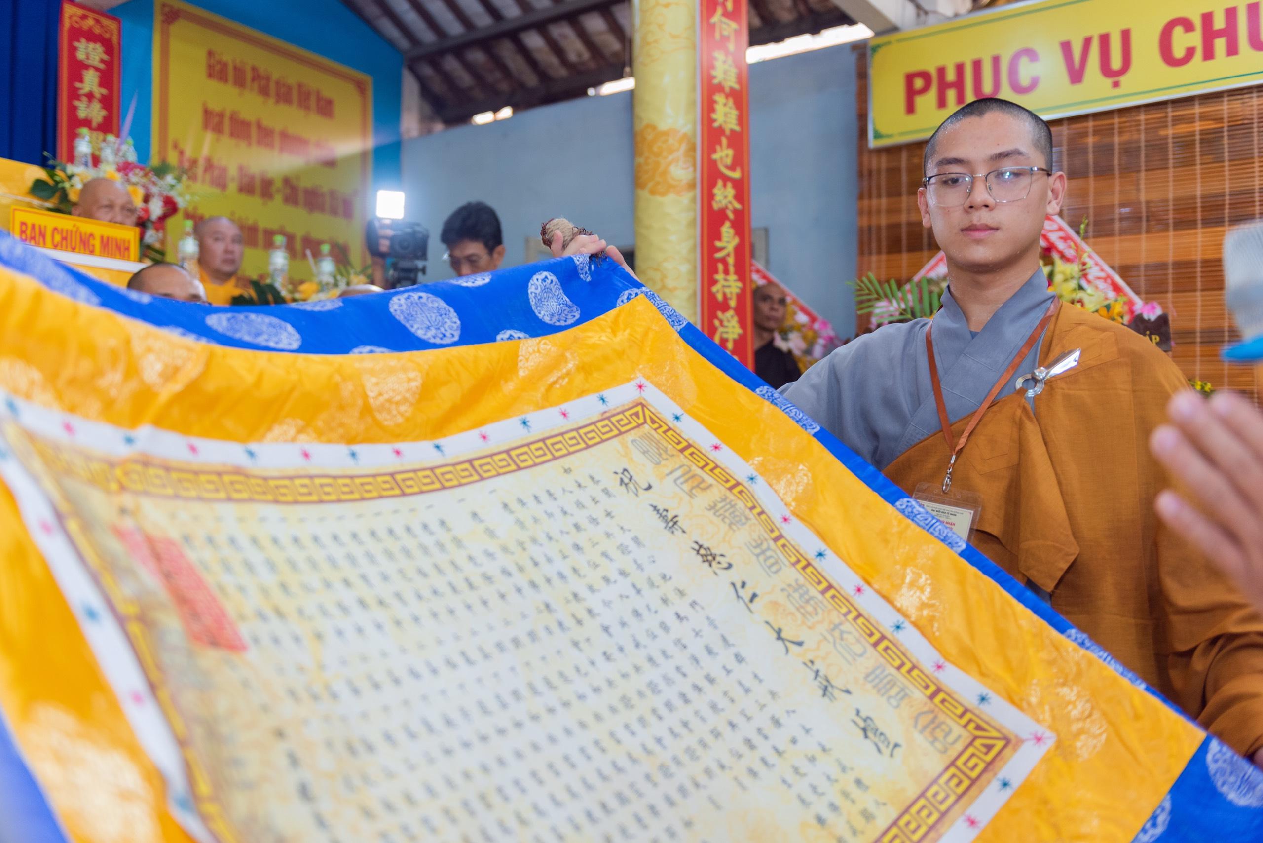 Đại diện Ban Tổ chức cung an chức sự Hội đồng Thập sư Tăng