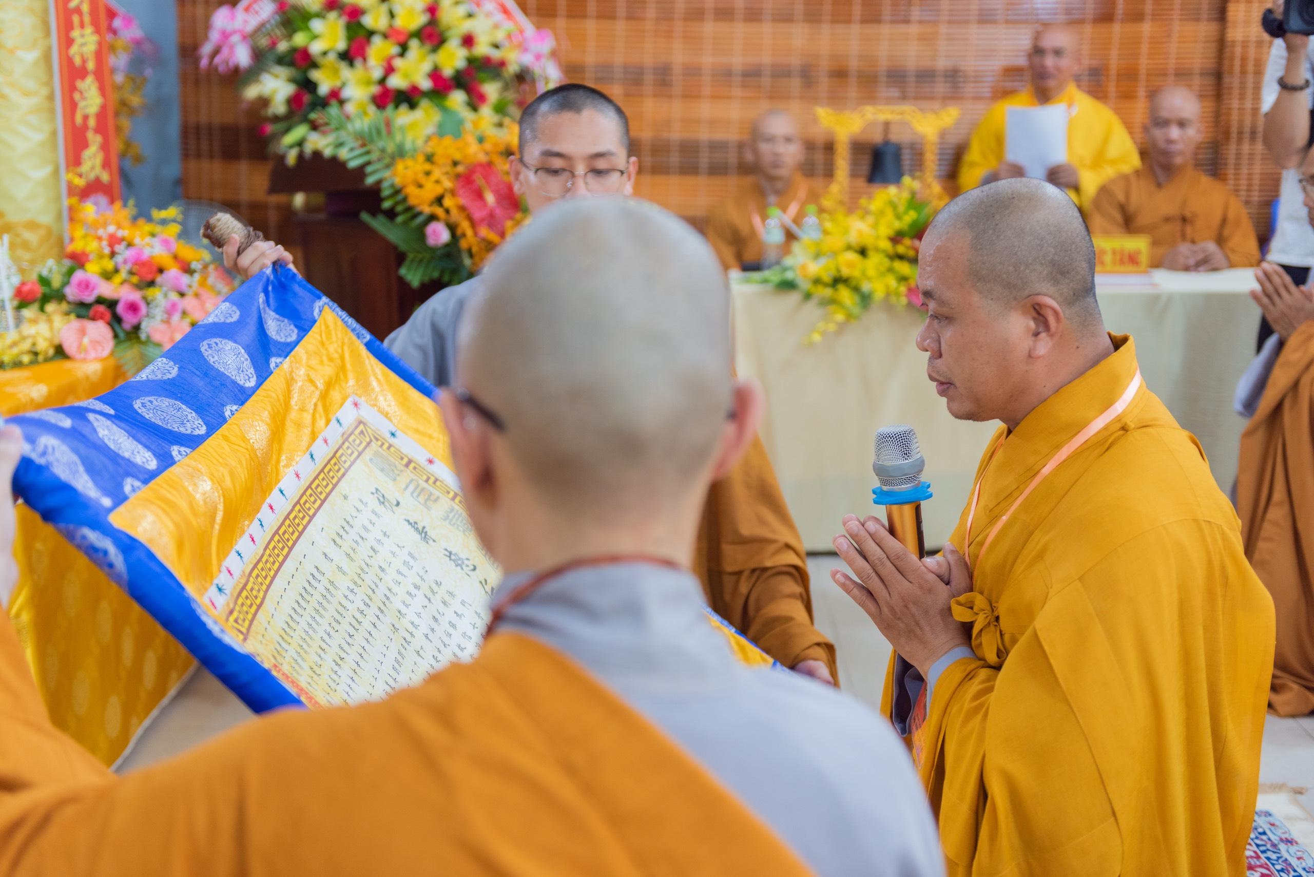 Đại diện Ban Tổ chức cung an chức sự Hội đồng Thập sư Tăng