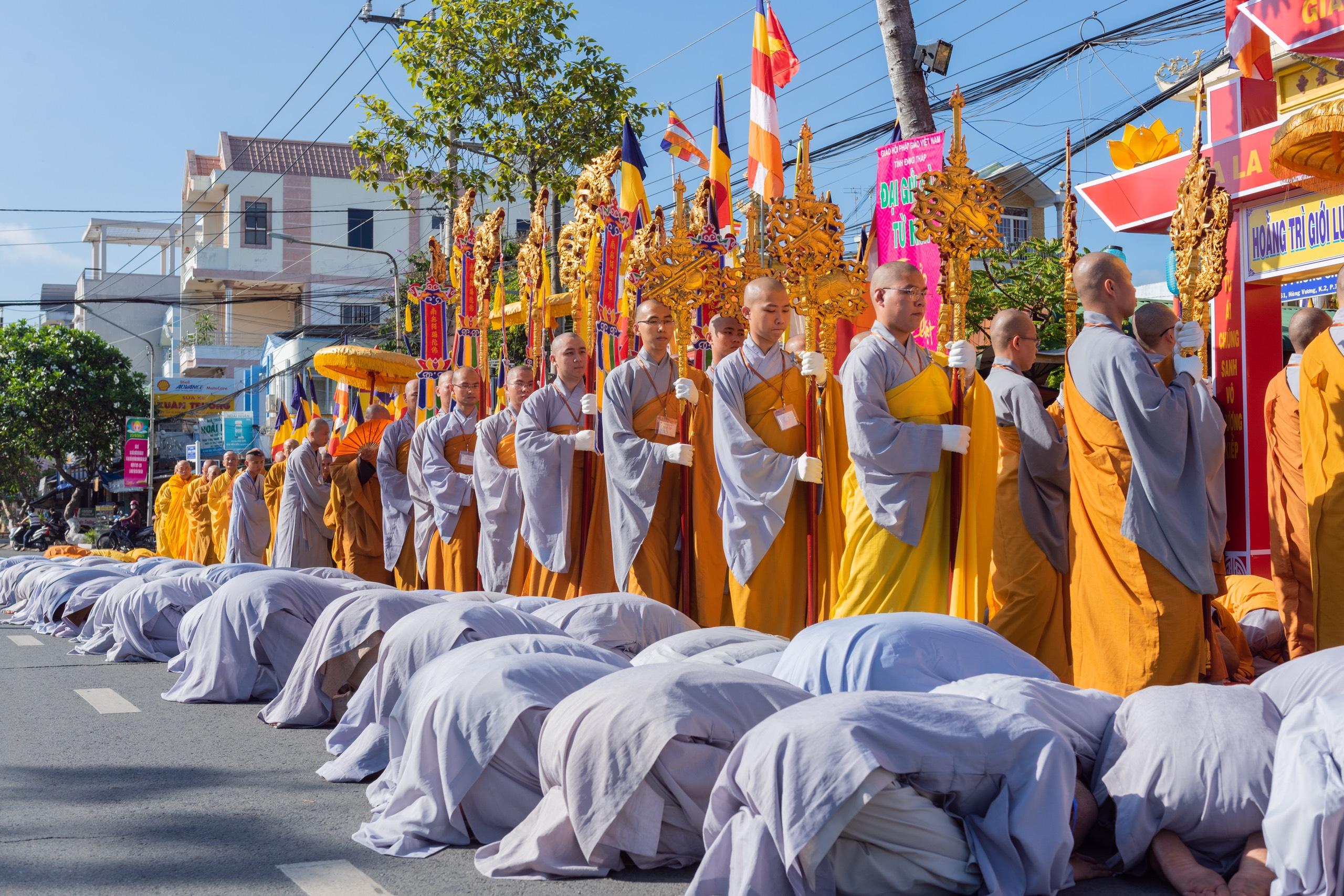 Cung đón chư giới sư quang lâm giới đàn