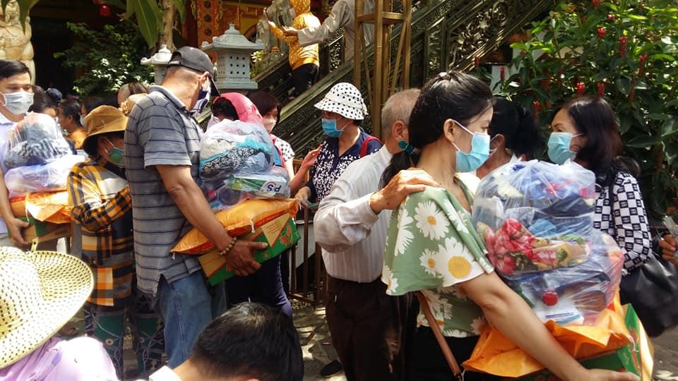 Người khiếm thị được đoàn từ thiện hỗ trợ nhận quà - Ảnh: CTV Người khiếm thị được đoàn từ thiện hỗ trợ nhận quà - Ảnh: CTV