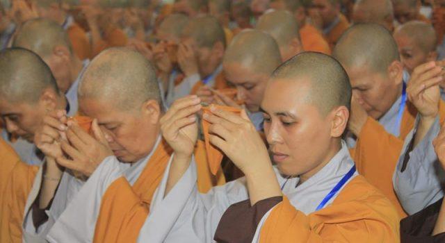 Giới tử Ni thọ nhận đãy lọc nước