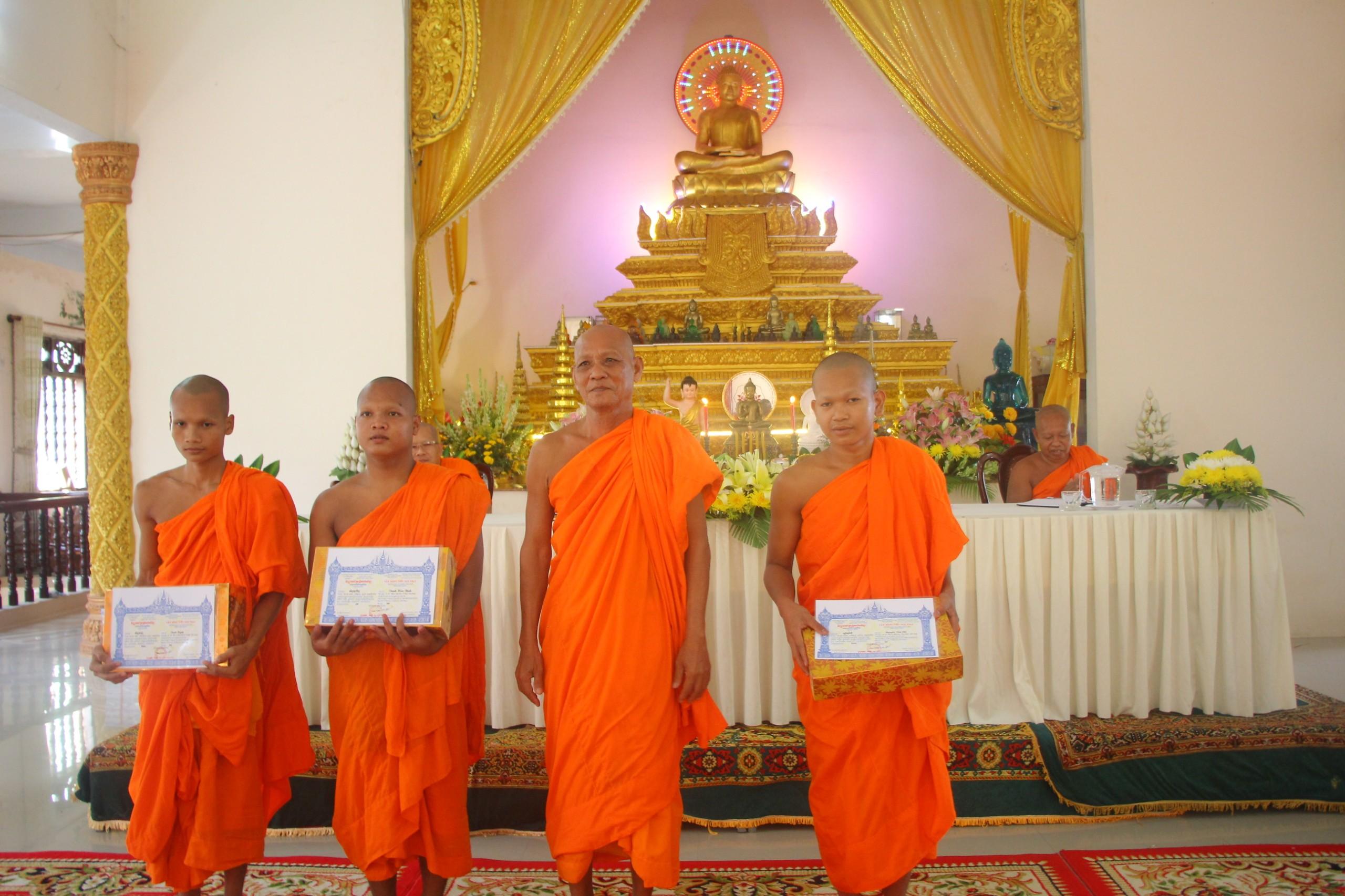 Tăng sinh được nhận bằng khên của trường Tăng sinh được nhận bằng khên của trường