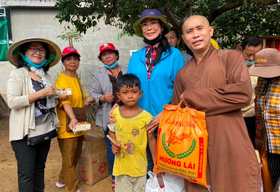 Trao quà đến trẻ em người dân tộc Gia Rai tại địa phương - Ảnh: CTV Trao quà đến trẻ em người dân tộc Gia Rai tại địa phương - Ảnh: CTV