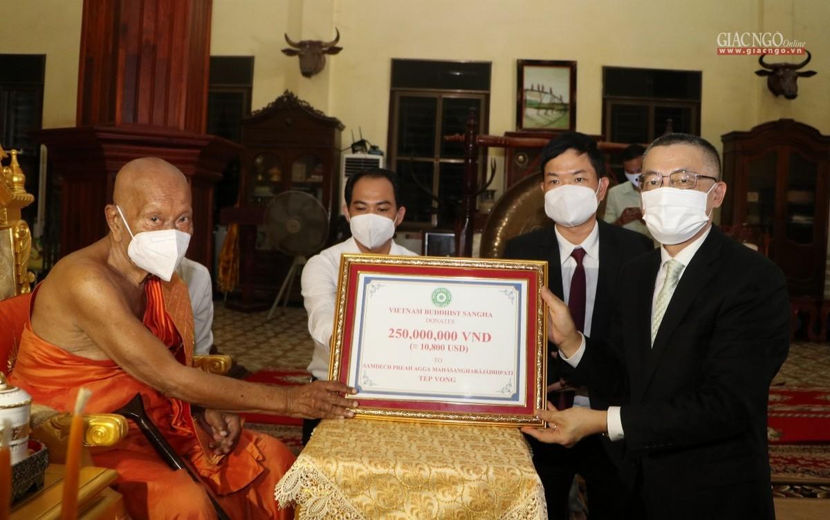 Đức Tăng thống tiếp nhận cúng dường 250 triệu đồng của Giáo hội TP.HCM do Đại sứ quán trao - Ảnh: CTV Đức Tăng thống tiếp nhận cúng dường 250 triệu đồng của Giáo hội TP.HCM do Đại sứ quán trao - Ảnh: CTV