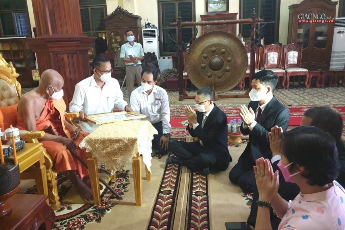 Đức Tăng thống tiếp đoàn Đại sứ Việt Nam, đại diện Giáo hội TP.HCM cúng dường - Ảnh: CTV Đức Tăng thống tiếp đoàn Đại sứ Việt Nam, đại diện Giáo hội TP.HCM cúng dường - Ảnh: CTV