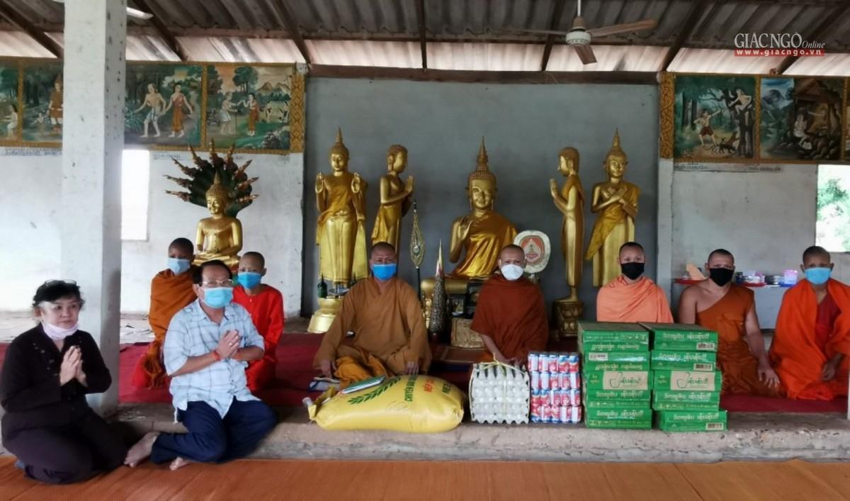 Chư Tăng các chùa đến chùa Phật Tích nhận cúng dường do ảnh hưởng dịch bệnh Covid-19 - Ảnh: CTV Chư Tăng các chùa đến chùa Phật Tích nhận cúng dường do ảnh hưởng dịch bệnh Covid-19 - Ảnh: CTV