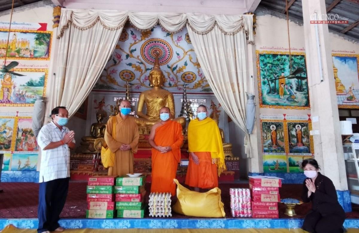 Thượng tọa Thích Minh Quang cúng dường chư Tăng tại Lào - Ảnh: CTV Thượng tọa Thích Minh Quang cúng dường chư Tăng tại Lào - Ảnh: CTV