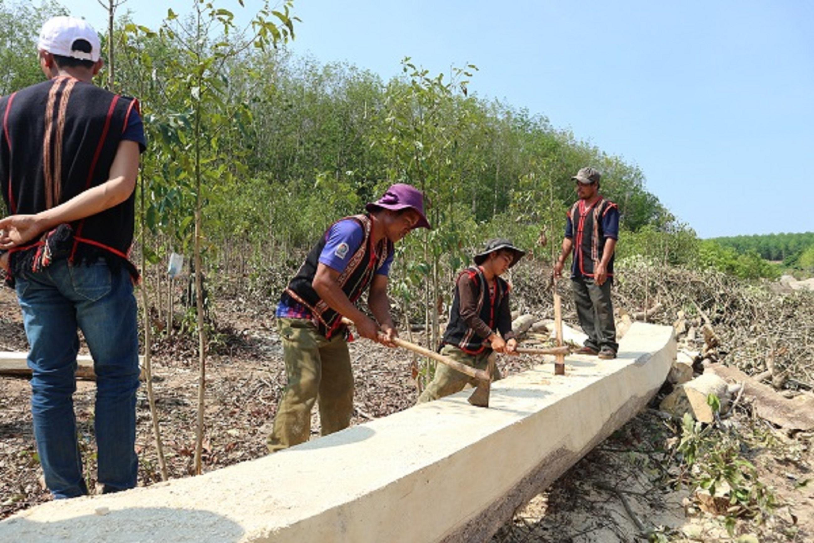 Ngoài khó khăn về nguyên liệu thì ở đây vẫn còn những người thợ làm thuyền Ngoài khó khăn về nguyên liệu thì ở đây vẫn còn những người thợ làm thuyền