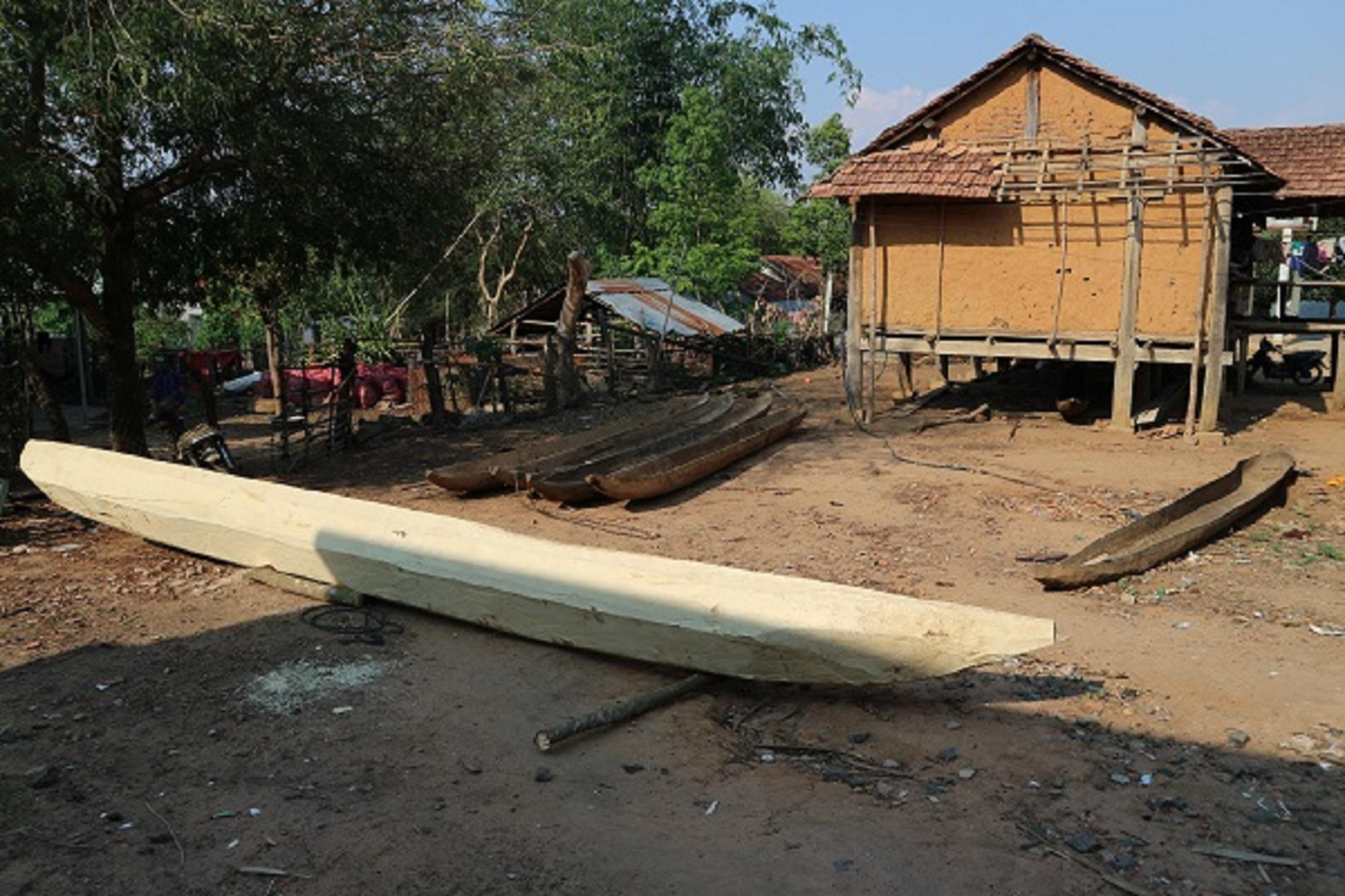 Nhiều gia đình ở Lung Leng vẫn còn giữ thuyền độc mộc Nhiều gia đình ở Lung Leng vẫn còn giữ thuyền độc mộc