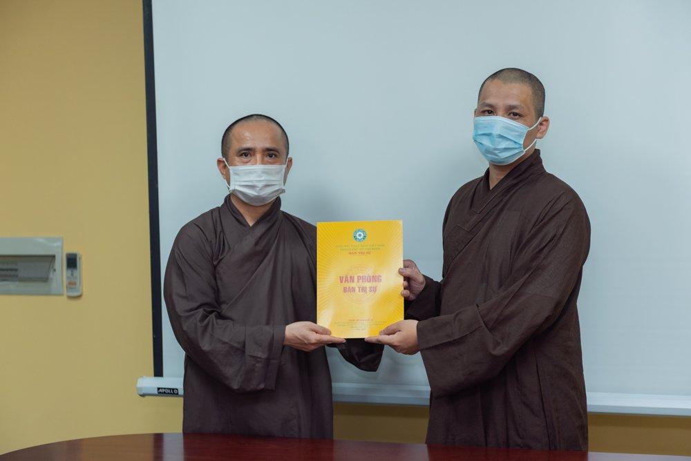 Trao quyết định đến Đại đức Thích Phước Thắng - Ảnh: Đăng Huy