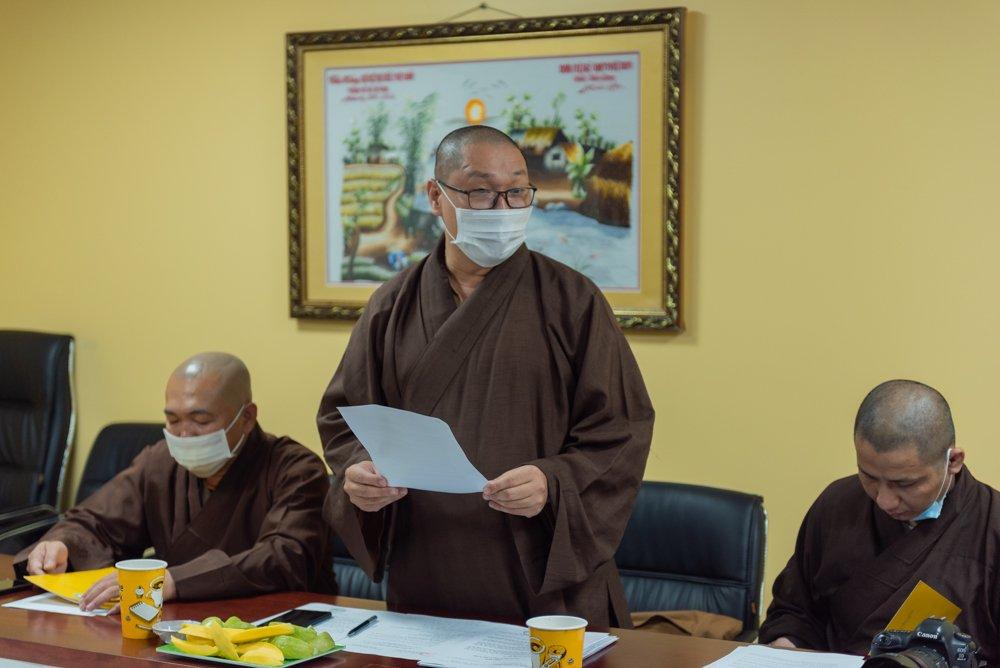 Đại đức Thích Minh Thuận góp ý tại buổi họp - Ảnh: Đăng Huy
