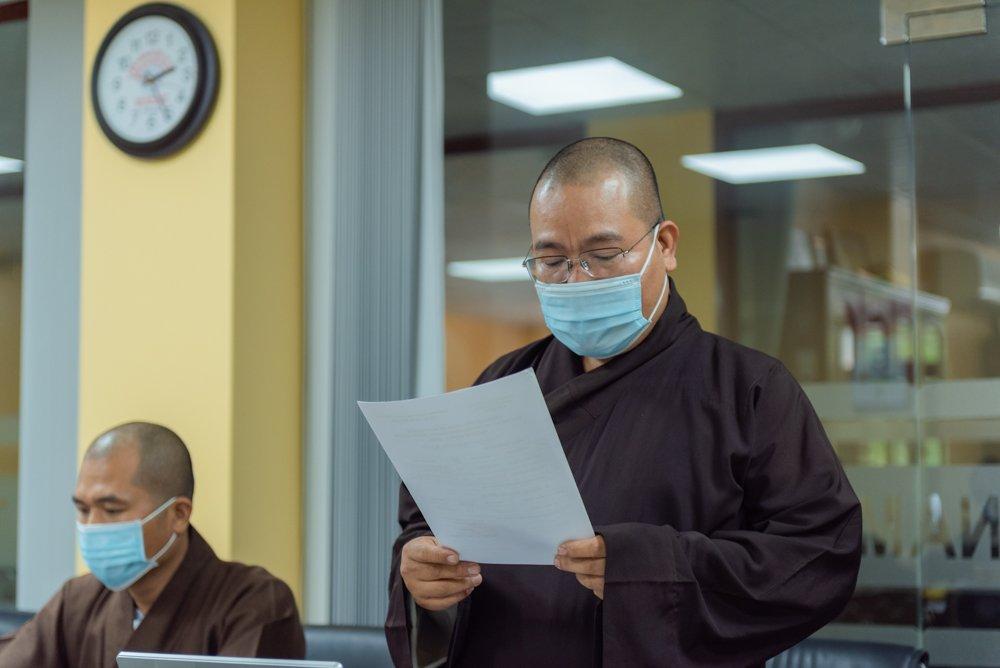 Đại đức Thích Hải Đạt, Phó Văn phòng Ban Trị sự đọc quyết định điều chỉnh, bổ sung nhân sự của Ban Thông tin - Truyền thông nhiệm kỳ 2017-2022 - Ảnh: Đăng Huy