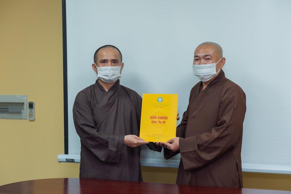 Thượng tọa Thích Tâm Hải trao quyết định đến Thượng tọa Thích Lệ Quang - Ảnh: Đăng Huy