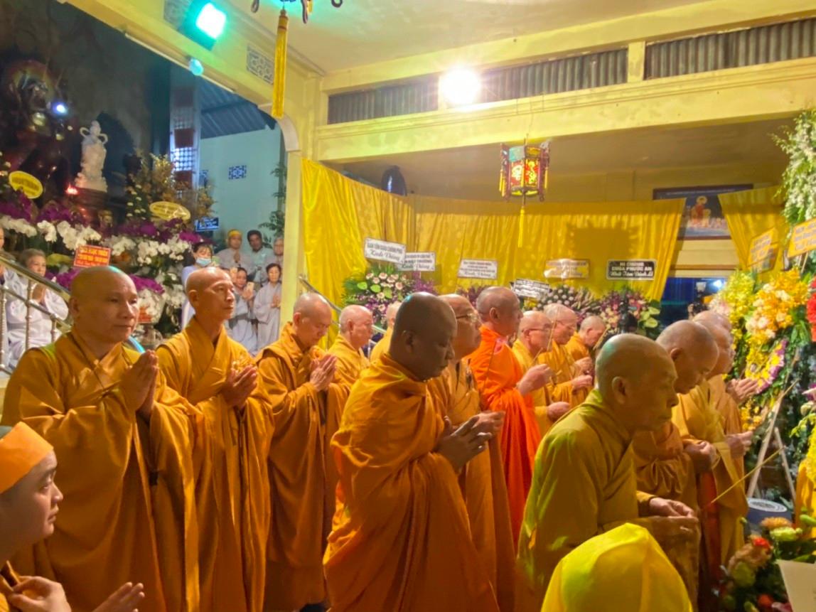 Thành kính cầu nguyện Giác linh Trưởng lão Hòa thượng cao đăng thượng phẩm - Ảnh: An Tường Thành kính cầu nguyện Giác linh Trưởng lão Hòa thượng cao đăng thượng phẩm - Ảnh: An Tường