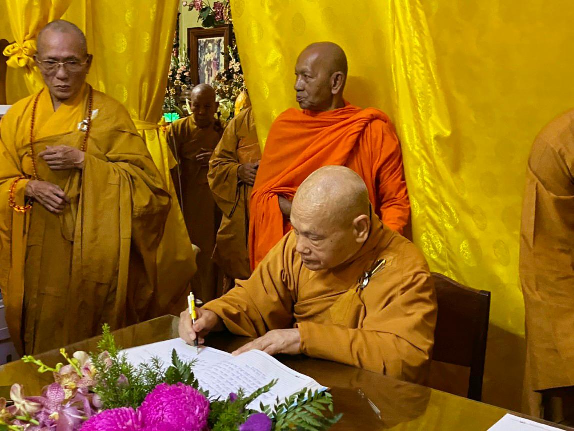 Hòa thượng Thích Thiện Nhơn ghi sổ tang lưu niệm - Ảnh: An Tường Hòa thượng Thích Thiện Nhơn ghi sổ tang lưu niệm - Ảnh: An Tường