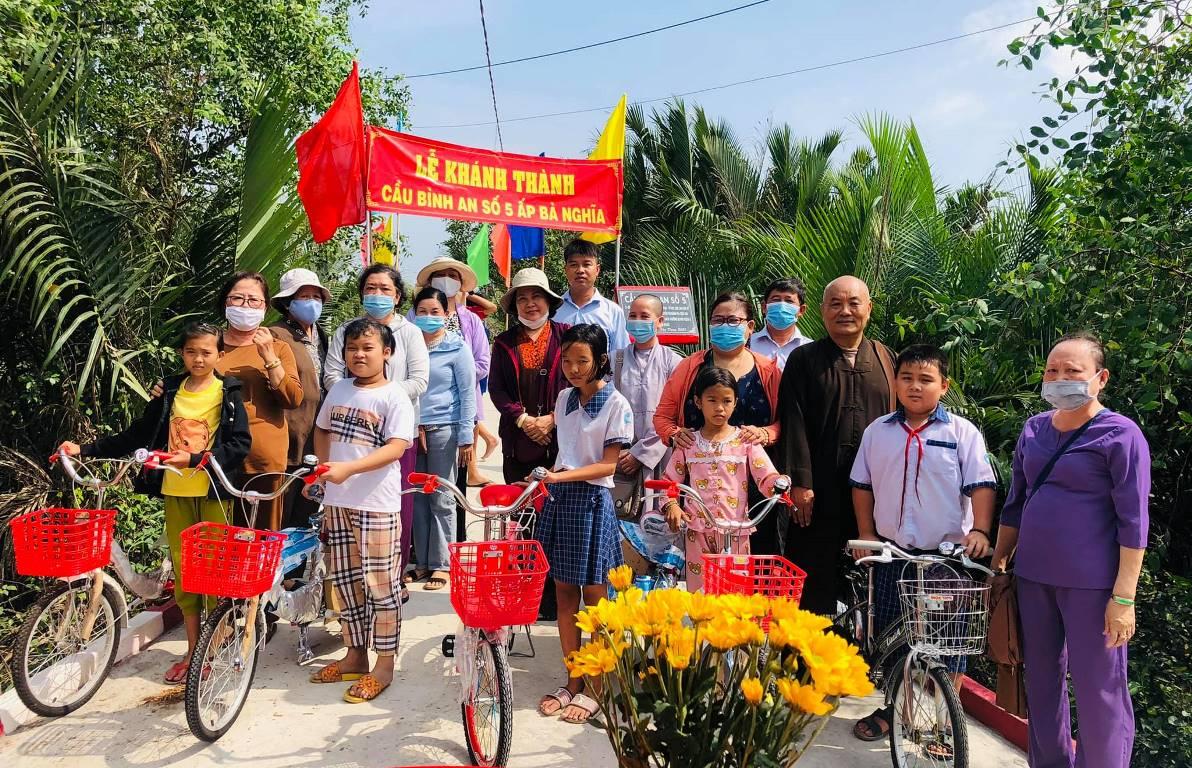 Các mạnh thường quân ở Hoa Kỳ đã trao tặng 5 chiếc xe đạp cho học sinh nghèo - Ảnh: TQ Các mạnh thường quân ở Hoa Kỳ đã trao tặng 5 chiếc xe đạp cho học sinh nghèo - Ảnh: TQ