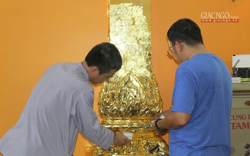 Phật tử dát vàng cột hoa sen trong chánh điện thiền viện Phật tử dát vàng cột hoa sen trong chánh điện thiền viện