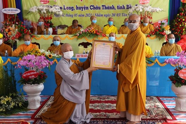 Hòa thượng Thích Lệ Linh trao quyết định đến Sư cô Thích nữ Tâm Ngọc Hòa thượng Thích Lệ Linh trao quyết định đến Sư cô Thích nữ Tâm Ngọc