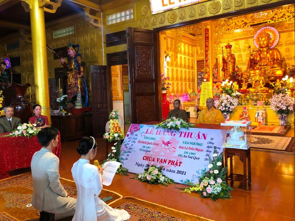 Đôi bạn trẻ đã đối trước chư tôn đức phát nguyện trọn đời chung sống bên nhau Đôi bạn trẻ đã đối trước chư tôn đức phát nguyện trọn đời chung sống bên nhau