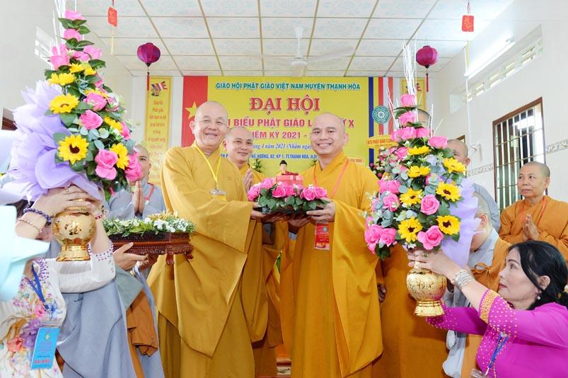 Hòa thượng Thích Minh Thiện đã trao con dấu đến Đại đức Thích Lệ Ngôn, tân Trưởng ban Trị sự Hòa thượng Thích Minh Thiện đã trao con dấu đến Đại đức Thích Lệ Ngôn, tân Trưởng ban Trị sự