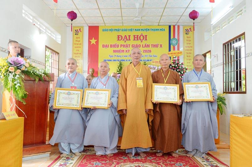 Chư tôn đức Tăng Ni nhận Bằng tuyên dương công đức của Ban Trị sự tỉnh Chư tôn đức Tăng Ni nhận Bằng tuyên dương công đức của Ban Trị sự tỉnh