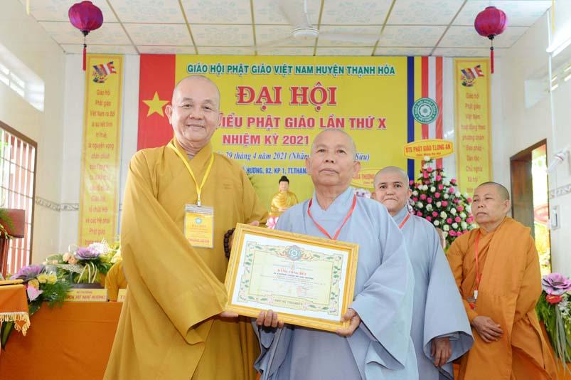 Ni trưởng Thích nữ Như Hương, Trưởng ban Trị sự huyện nhiệm kỳ 2016-2021 nhận Bằng tuyên dương công đức Ni trưởng Thích nữ Như Hương, Trưởng ban Trị sự huyện nhiệm kỳ 2016-2021 nhận Bằng tuyên dương công đức