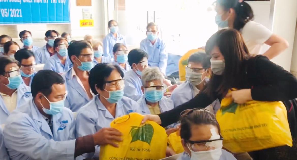Trao quà đến bệnh nhân sau phẫu thuật - Ảnh: TQ Trao quà đến bệnh nhân sau phẫu thuật - Ảnh: TQ