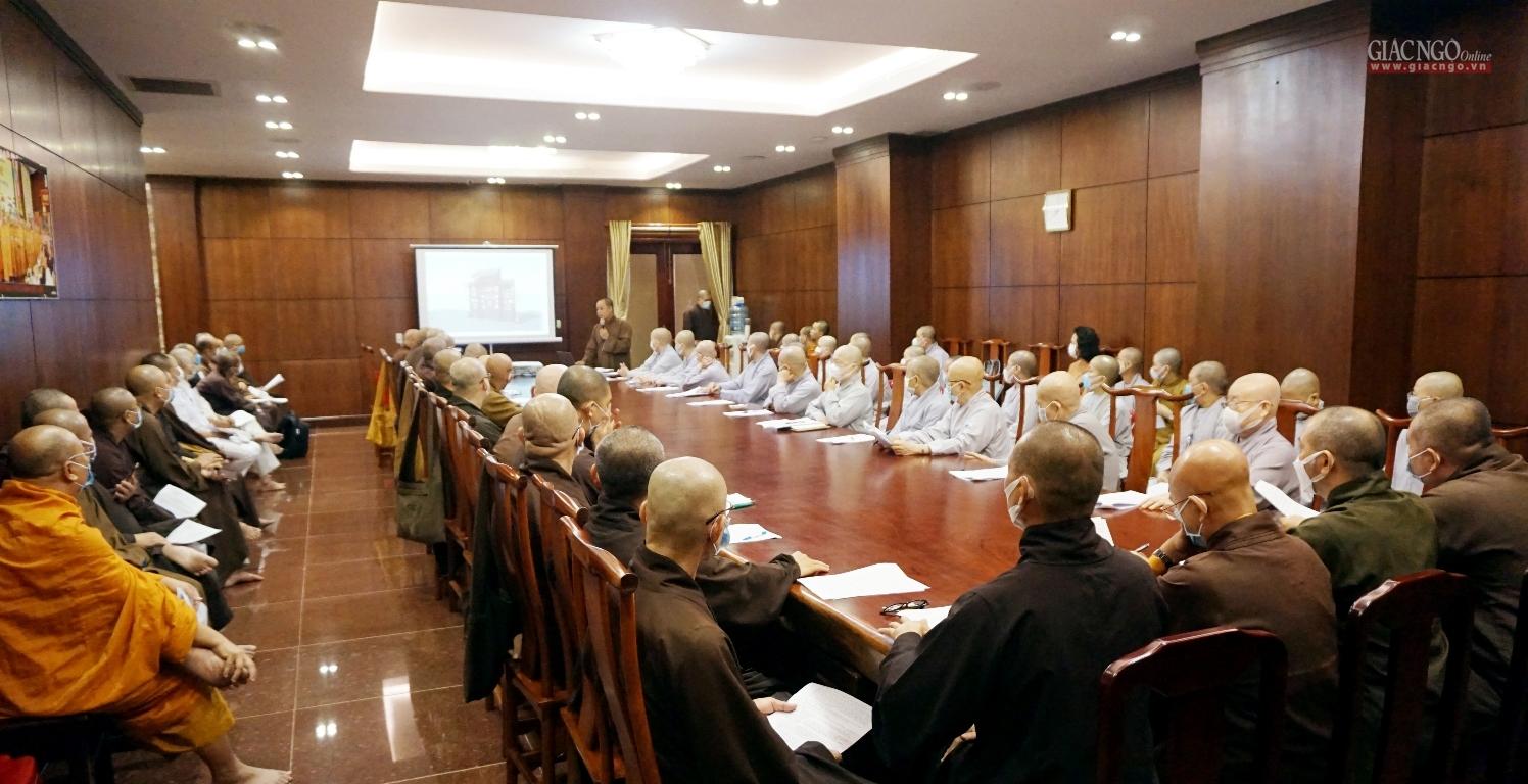 Chư tôn đức xem các phát thảo về kế hoạch triển lãm hình ảnh thành tựu 40 năm của Giáo hội TP.HCM Chư tôn đức xem các phát thảo về kế hoạch triển lãm hình ảnh thành tựu 40 năm của Giáo hội TP.HCM