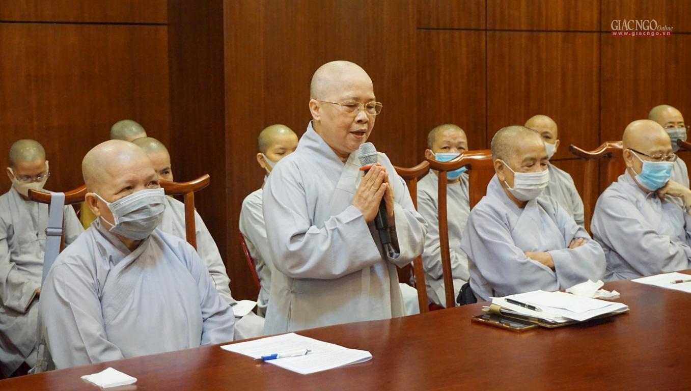 Ni trưởng Thích nữ Như Thảo đóng góp ý kiến tại buổi họp Ni trưởng Thích nữ Như Thảo đóng góp ý kiến tại buổi họp