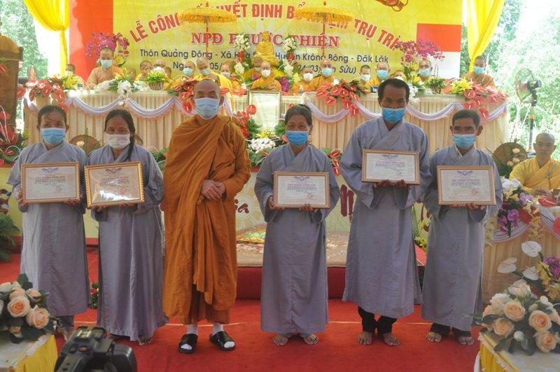 Trao Bằng Tuyên dương công đức đến Phật tử có công đối với niệm Phật đường Phước Thiện