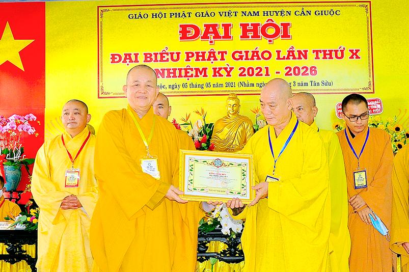 Hòa thượng Thích Minh Thiện trao Bằng Tuyên dương công đức