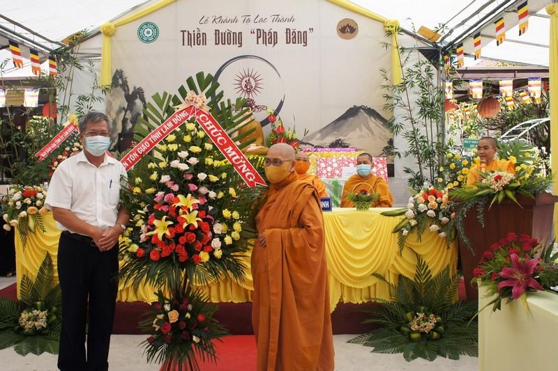 Ông Ngô Văn Đức tặng hoa chúc mừng