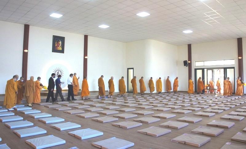 Chư tôn đức nhiễu hành xung quanh thiền đường chứng minh cho công trình hoàn mãn