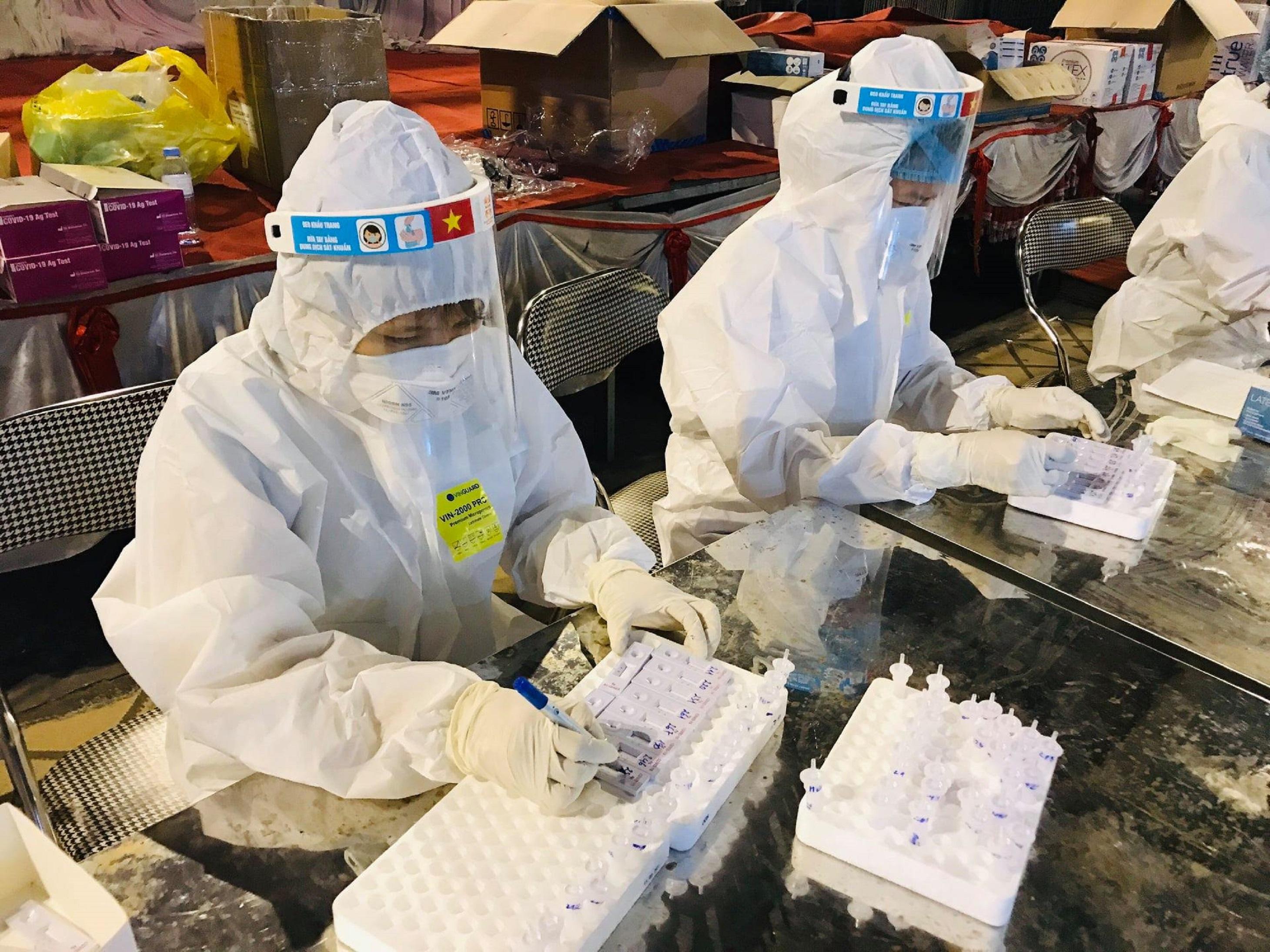 Những nỗ lực không biết mệt mỏi của đội ngũ y tế trong công tác phòng chống dịch Những nỗ lực không biết mệt mỏi của đội ngũ y tế trong công tác phòng chống dịch