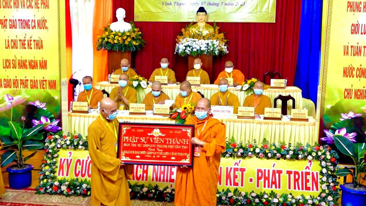 Trao bảng ghi nhận công đức đến Ban Trị sự huyện Vĩnh Thạnh nhiệm kỳ 2021-2026 Trao bảng ghi nhận công đức đến Ban Trị sự huyện Vĩnh Thạnh nhiệm kỳ 2021-2026