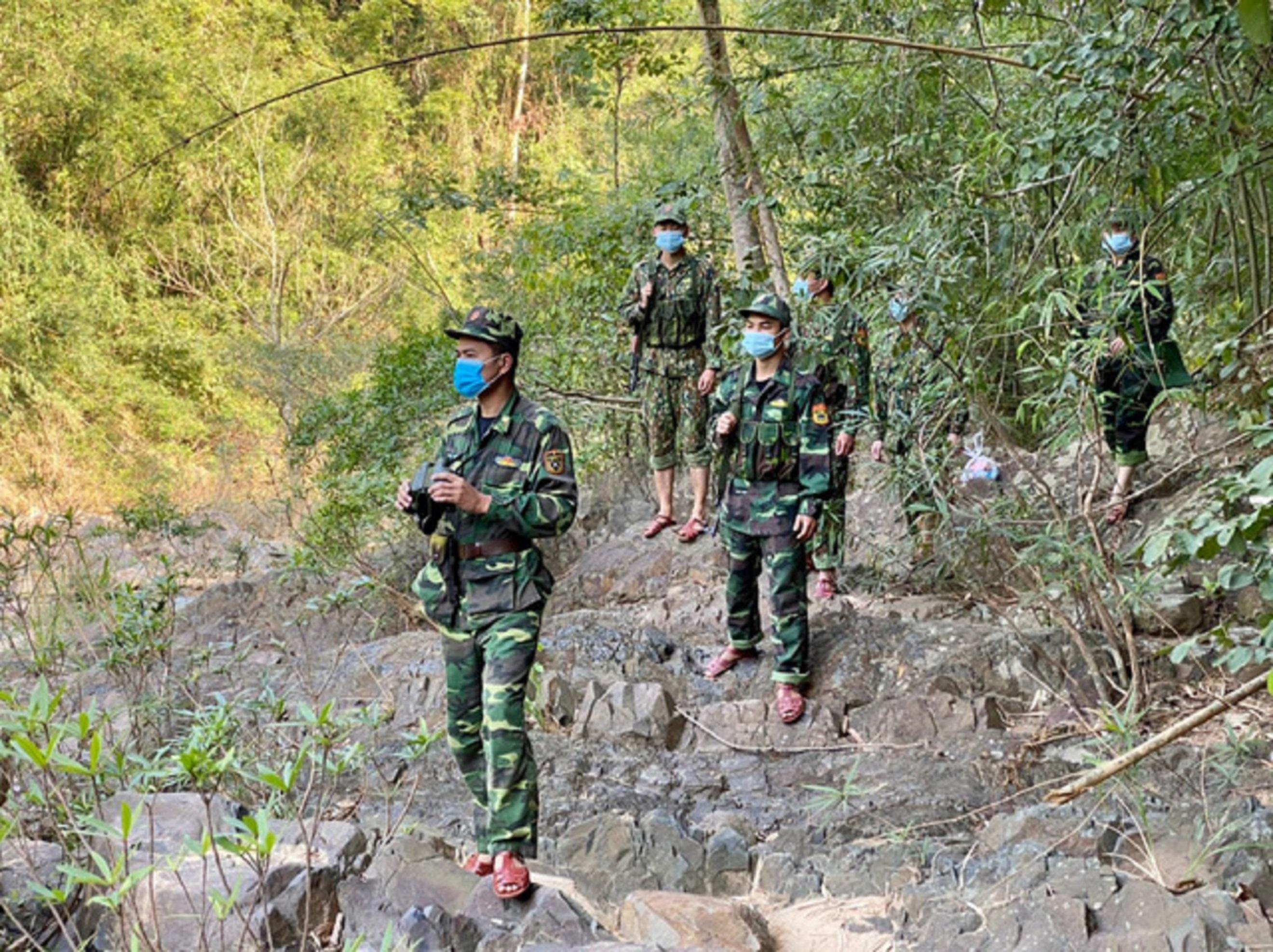 Bộ đội biên phòng Quảng Trị tuần tra tuyến biên giới chống dịch Bộ đội biên phòng Quảng Trị tuần tra tuyến biên giới chống dịch