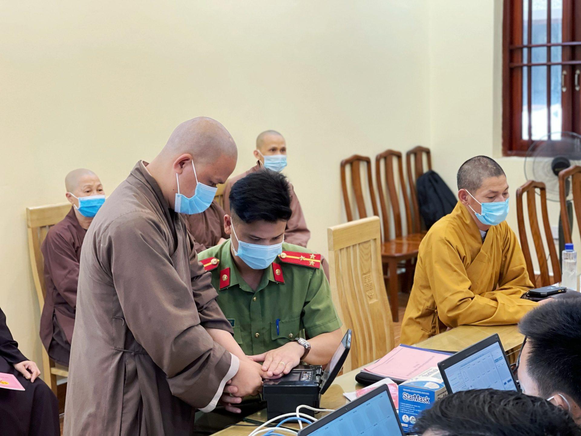 Phòng Cảnh sát Quản lý hành chính - Công an tỉnh Thái Nguyên làm CCCD cho Tăng Ni, Phật tử Phòng Cảnh sát Quản lý hành chính - Công an tỉnh Thái Nguyên làm CCCD cho Tăng Ni, Phật tử
