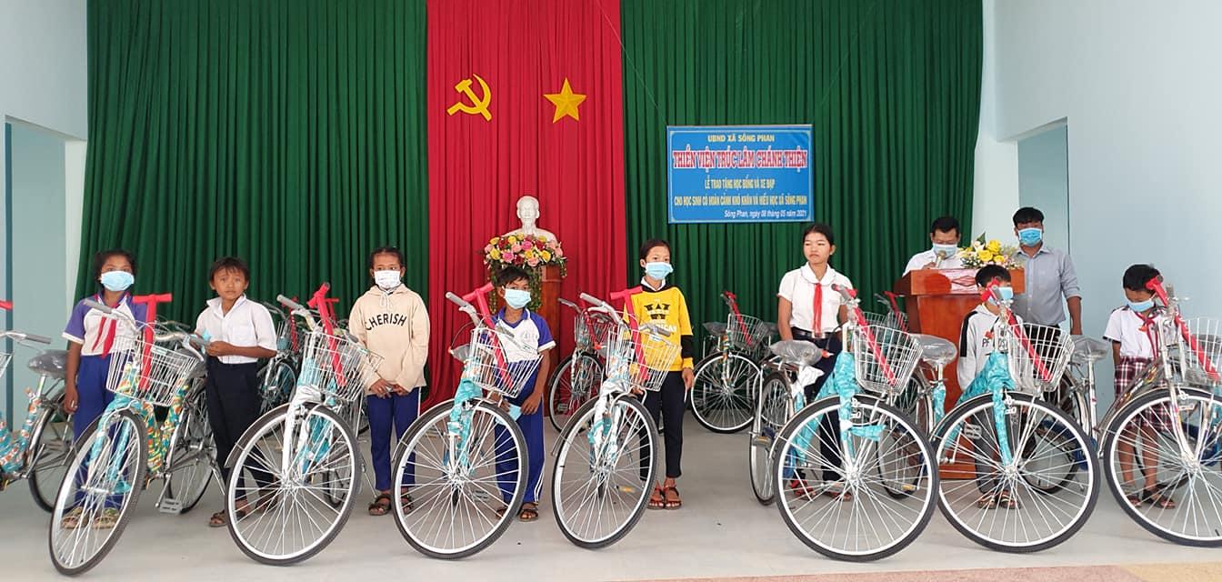 Các em học sinh nhận xe đạp để có phương tiện đến trường Các em học sinh nhận xe đạp để có phương tiện đến trường