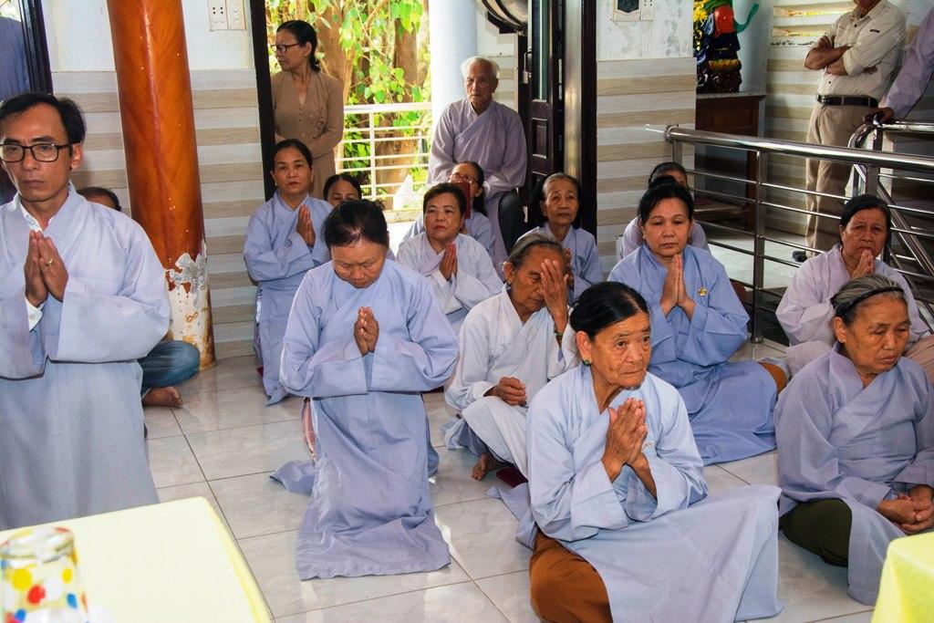 Hạn chế hoặc tạm dừng tổ chức các lễ hội, các khóa tu tập trung đông người như Bát Quan trai, Gia đình Phật tử