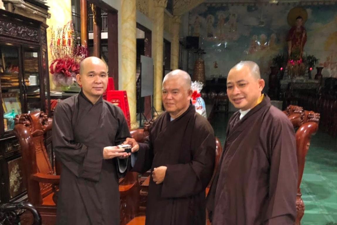 Hòa thượng Trưởng ban Trị sự trao con dấu đến Đại đức Thích Chỉnh Độ, Chánh Văn phòng