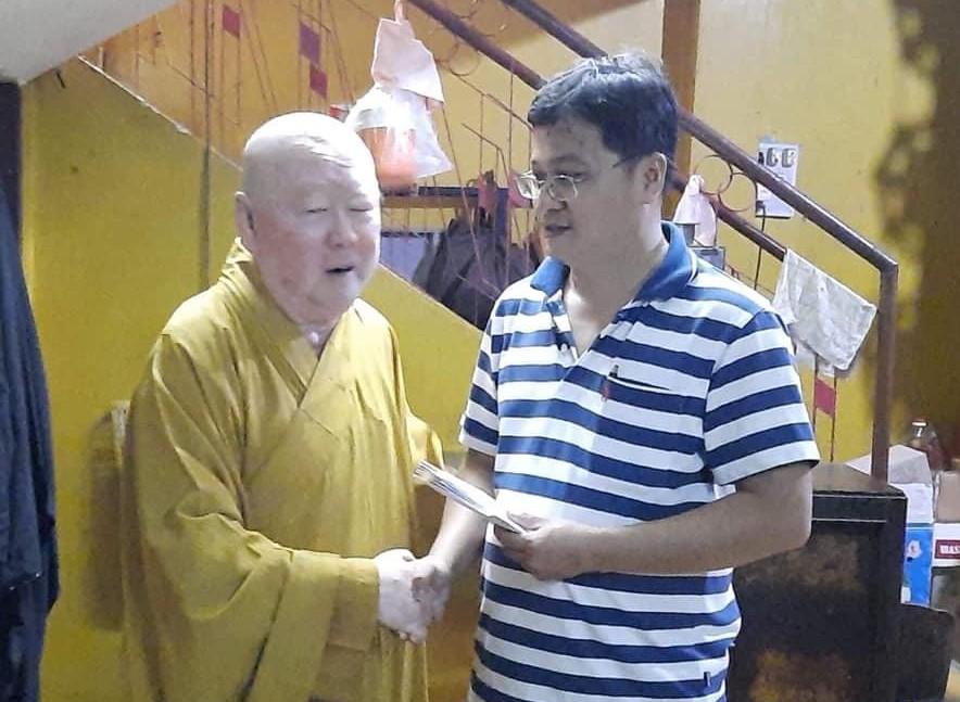 Thượng tọa Thích Duy Trấn đã đại diện các Phật tử, mạnh thường quân bàn giao số tiền mặt 32 triệu đồng đến ông Võ Duy Linh