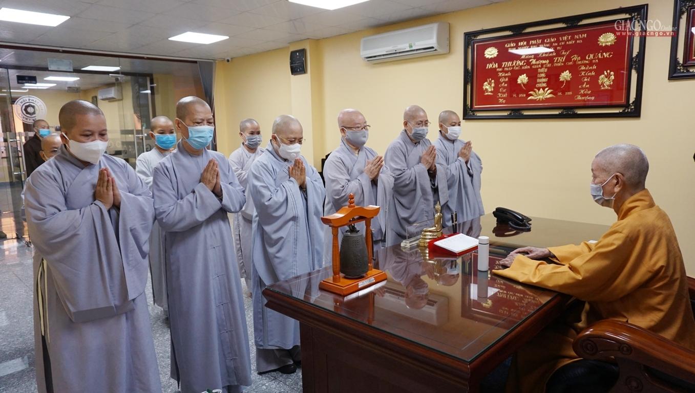 Ni trưởng Thích nữ Như Thảo đại diện Phân ban Ni giới tác bạch lên Trưởng lão Hòa thượng Ni trưởng Thích nữ Như Thảo đại diện Phân ban Ni giới tác bạch lên Trưởng lão Hòa thượng