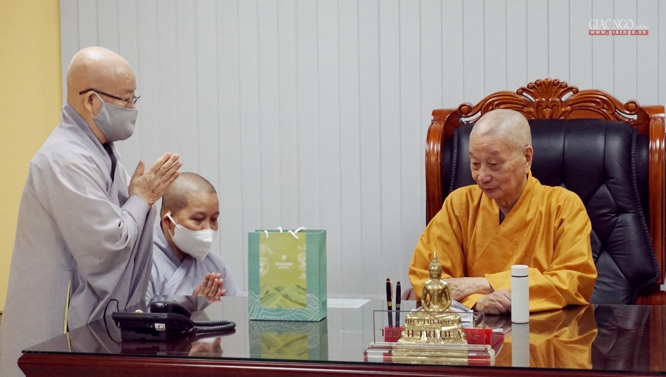 Ni trưởng Thích nữ Như Xuân đảnh lễ Trưởng lão Hòa thượng, Đệ nhất Phó Pháp chủ, Trưởng ban Trị sự GHPGVN TP.HCM Ni trưởng Thích nữ Như Xuân đảnh lễ Trưởng lão Hòa thượng, Đệ nhất Phó Pháp chủ, Trưởng ban Trị sự GHPGVN TP.HCM