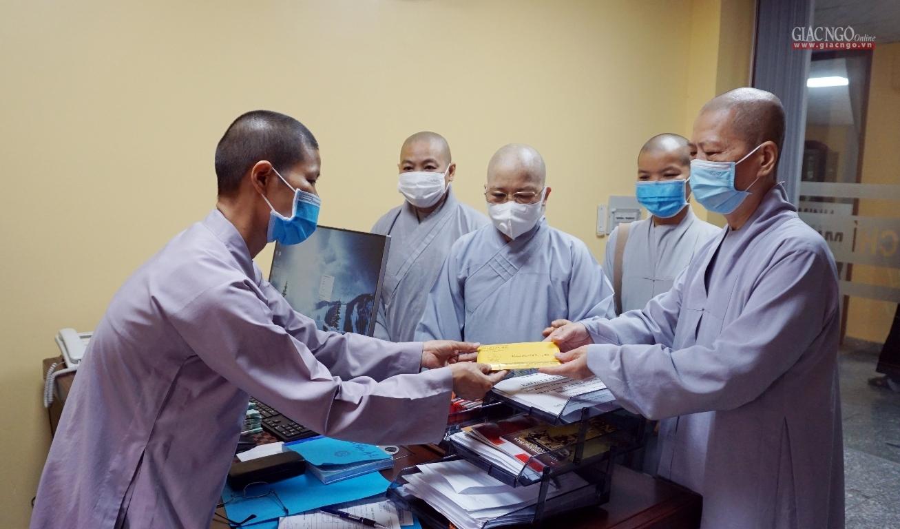 Ni sư Thích nữ Như Hiền, đại diện chư Ni, Phật tử chùa Bồ Đề Lan Nhã trao 50 triệu đồng ủng hộ nhân dân Ấn Độ Ni sư Thích nữ Như Hiền, đại diện chư Ni, Phật tử chùa Bồ Đề Lan Nhã trao 50 triệu đồng ủng hộ nhân dân Ấn Độ