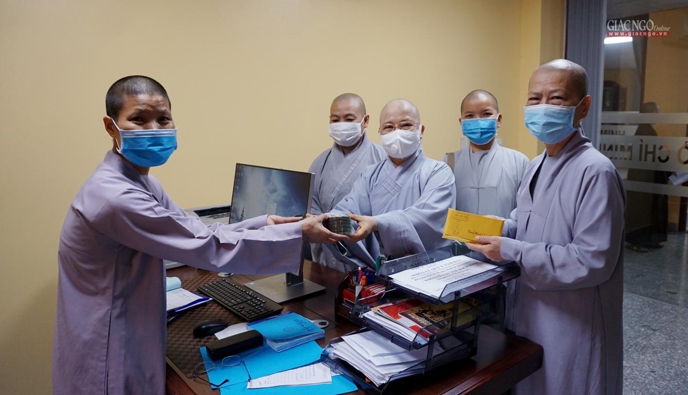 Sư cô Thích nữ Như Hòa, Kế toán Văn phòng Ban Trị sự tiếp nhận tiền ủng hộ nhân dân Ấn Độ do Ni trưởng Thích nữ Như Thảo, đại diện Phân ban Ni giới TP.HCM trao Sư cô Thích nữ Như Hòa, Kế toán Văn phòng Ban Trị sự tiếp nhận tiền ủng hộ nhân dân Ấn Độ do Ni trưởng Thích nữ Như Thảo, đại diện Phân ban Ni giới TP.HCM trao