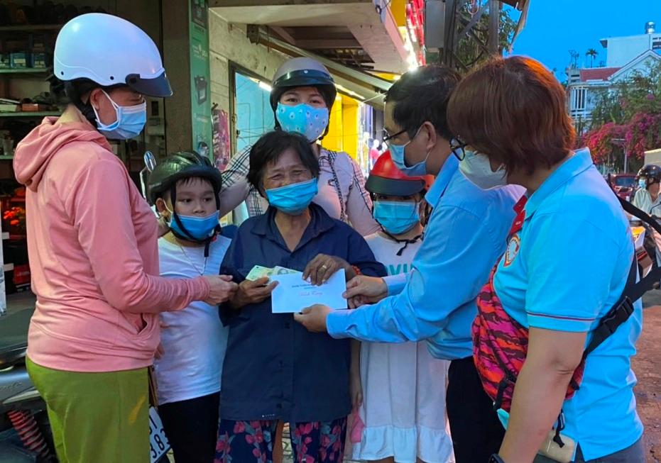 Trao tiền cho người có hoàn cảnh đặc biệt khó khăn Trao tiền cho người có hoàn cảnh đặc biệt khó khăn