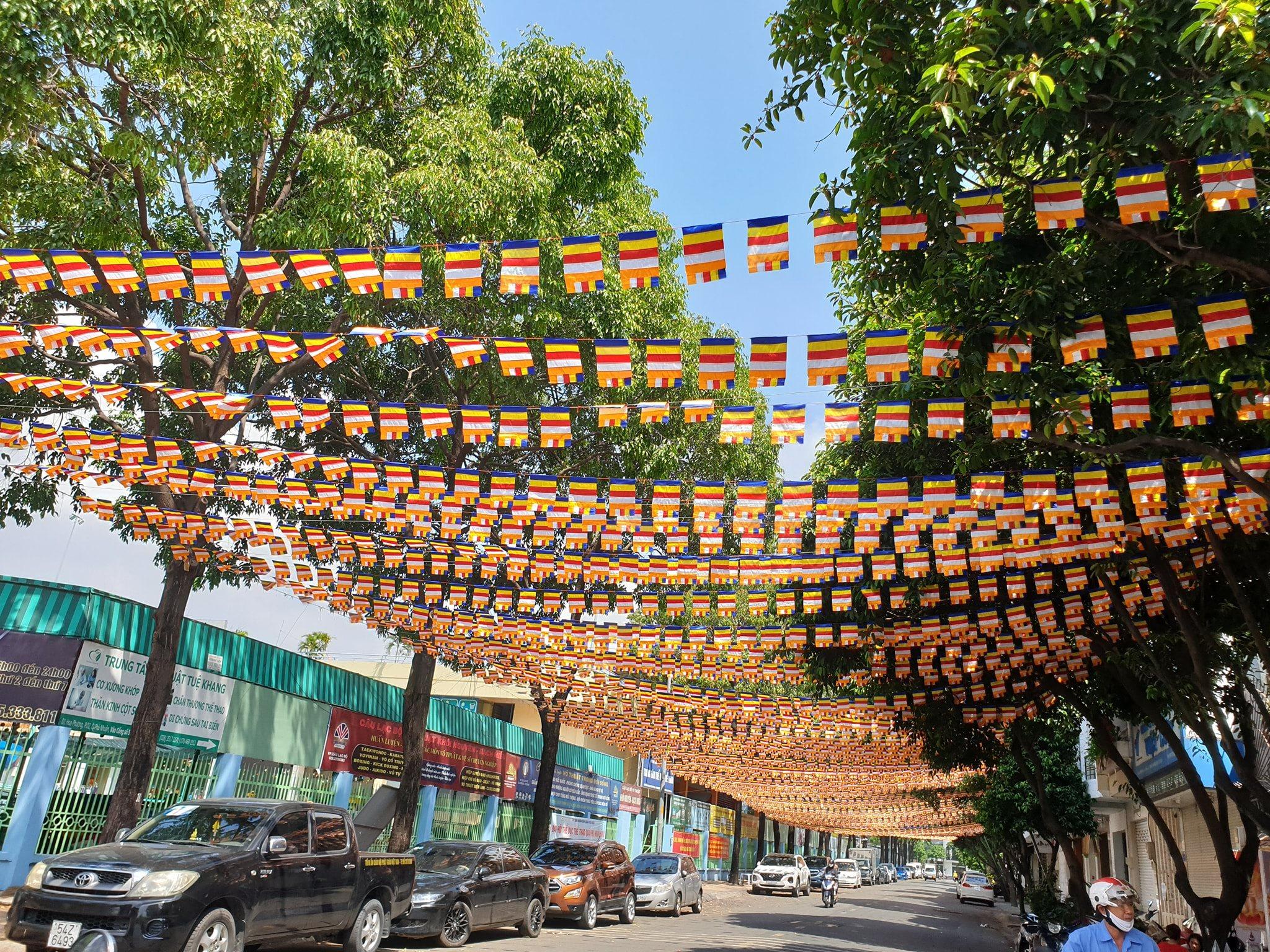 Đoạn đường vào Quan Âm tu viện rợp sắc cờ Phật đản - Ảnh: QÂTV